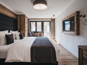 Caixa forta a l'habitació, escriptori i cortines opaques 