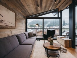 Ático, 5 habitaciones, sauna | Caja fuerte, escritorio, cortinas opacas y sistema de insonorización