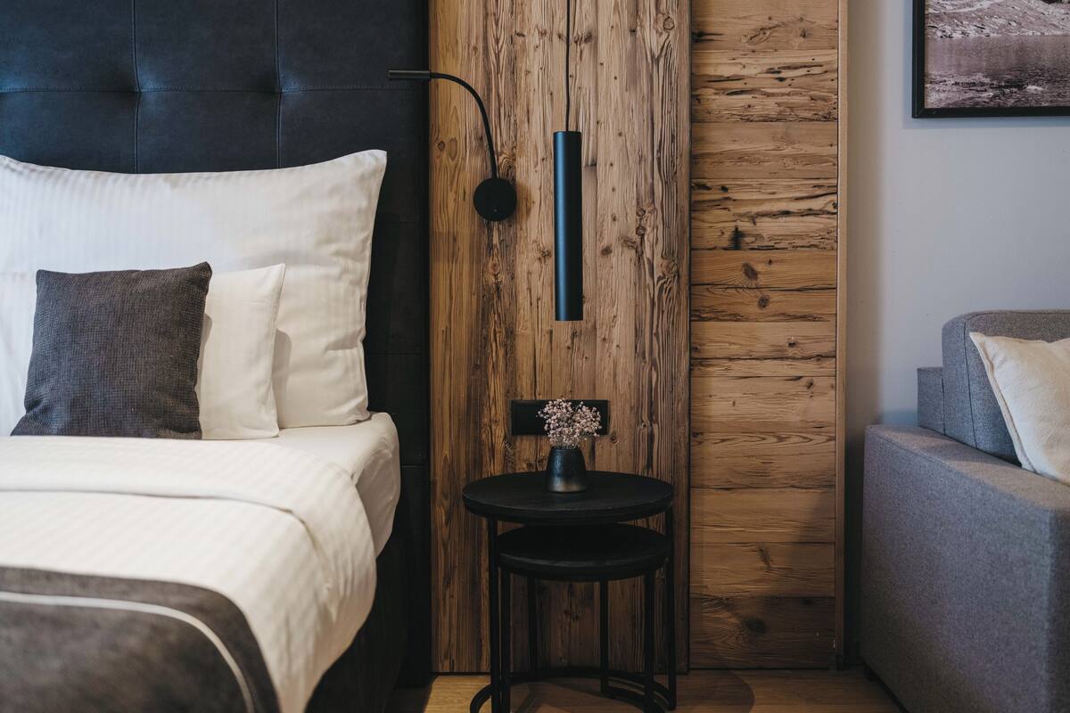 Junior Suite | In-room safe, cribs (free), WiFi (free), bed sheets