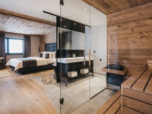 Spa Suite with one bedroom | Safe på rommet, barnesenger (inkludert), wi-fi (inkludert) og sengetøy