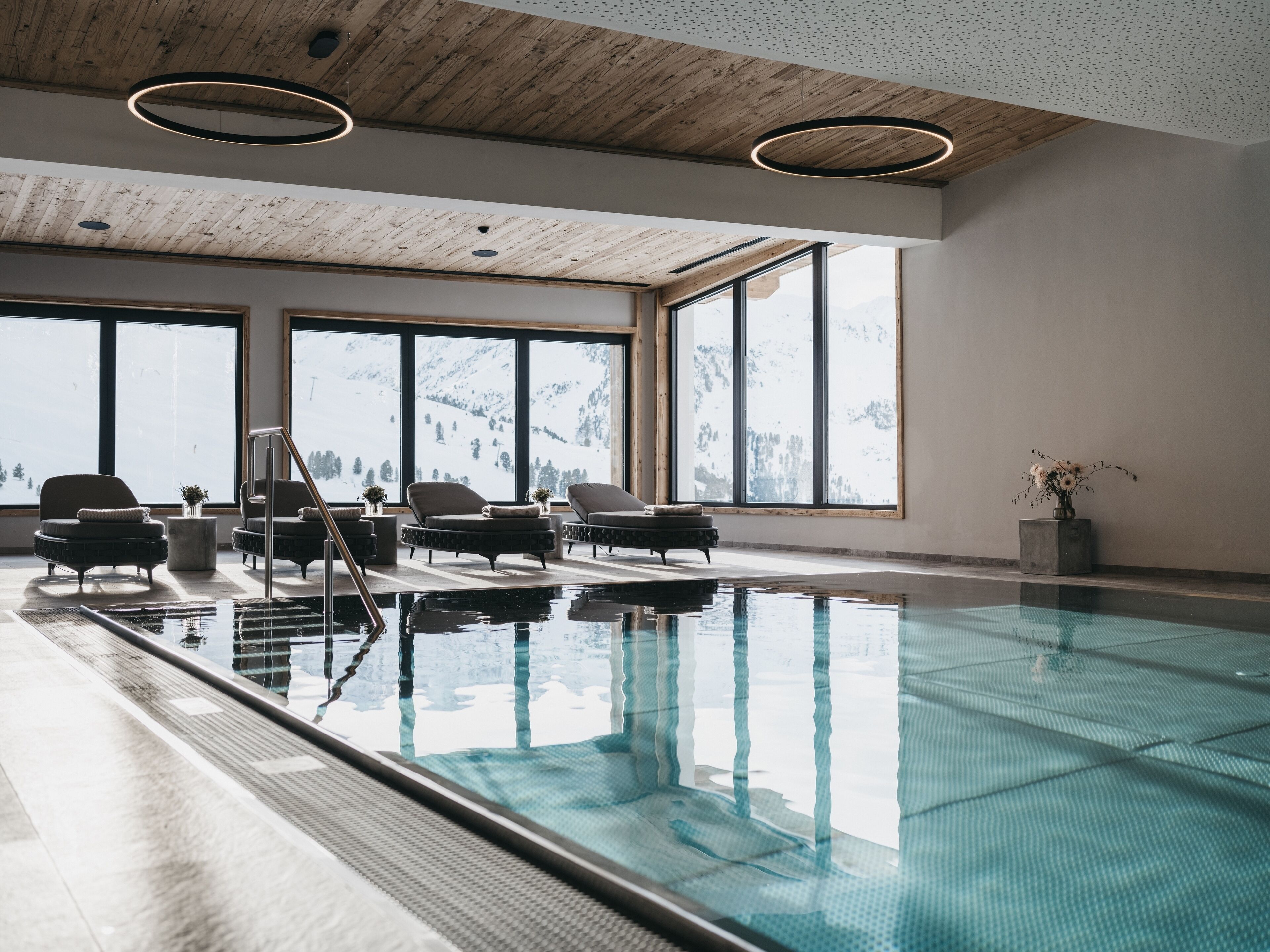 Innenpool, geöffnet von 07:00 Uhr bis 19:00 Uhr, Liegestühle