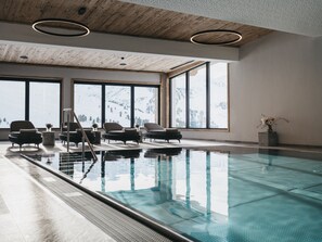 Innendørsbasseng og solsenger