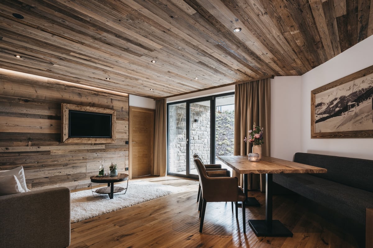 In-room safe, free WiFi, bed sheets