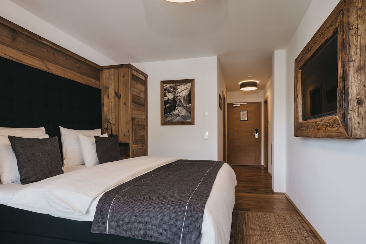 In-room safe, free WiFi, bed sheets