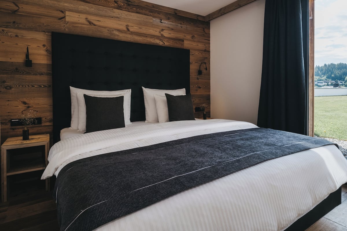 In-room safe, free WiFi, bed sheets