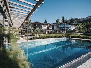 Een binnenzwembad en een buitenzwembad