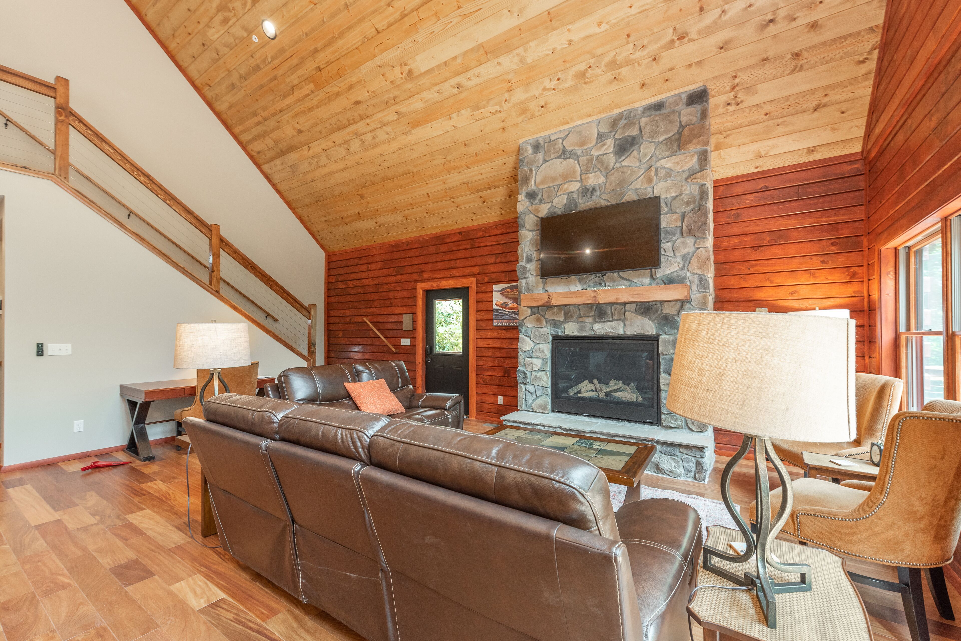 Lakefront Escape: Lakefront, Dogs Welcome, Dock Slip, Hot Tub!