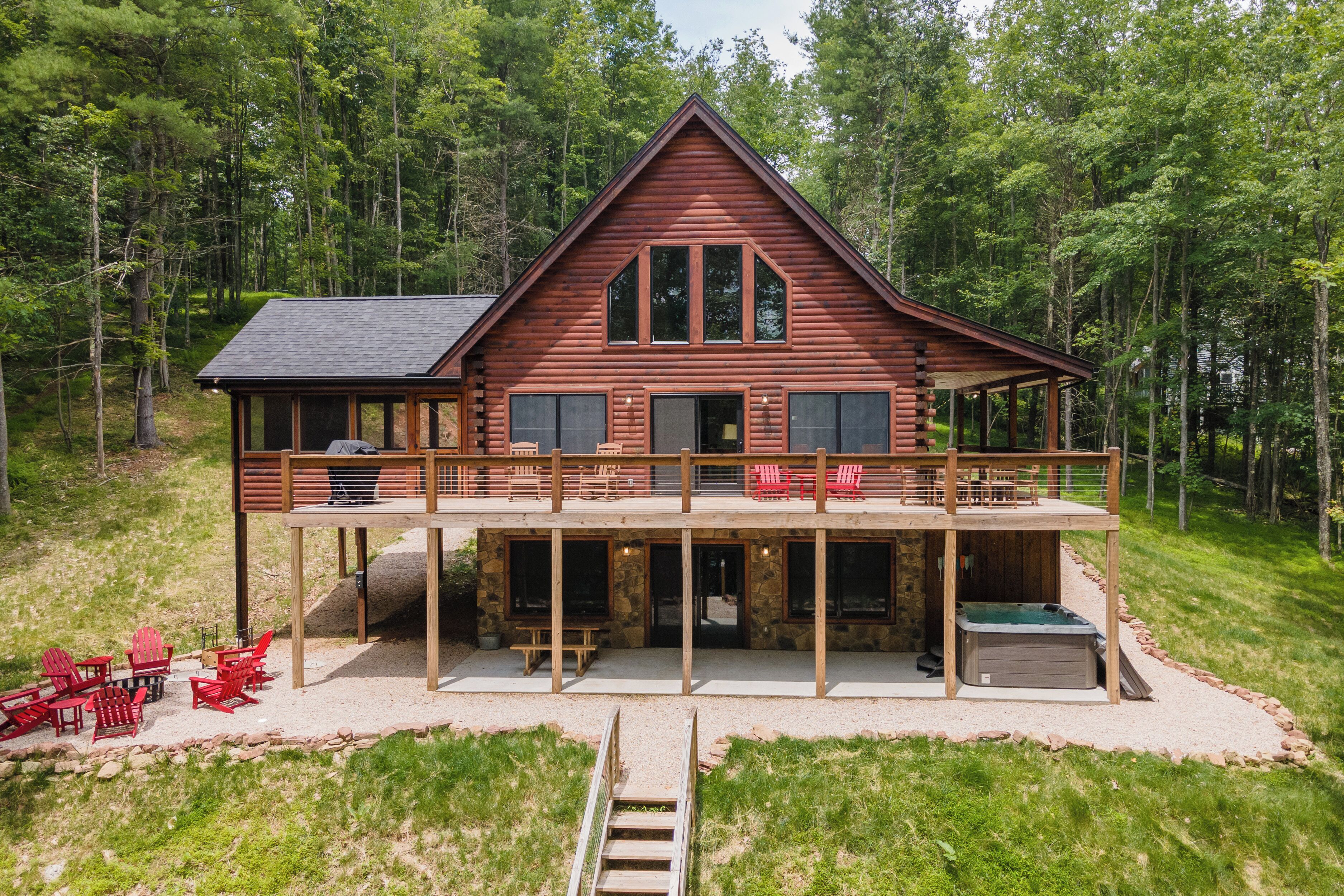 Lakefront Escape: Lakefront, Dogs Welcome, Dock Slip, Hot Tub!