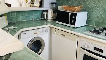 Jääkaappi, mikroaaltouuni, uuni, liesi