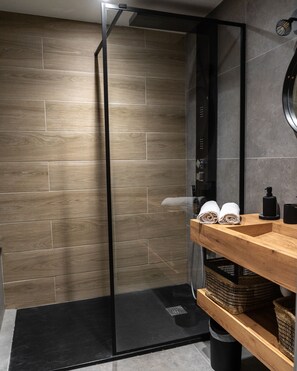 Dusche, Haartrockner, Toilettenpapier