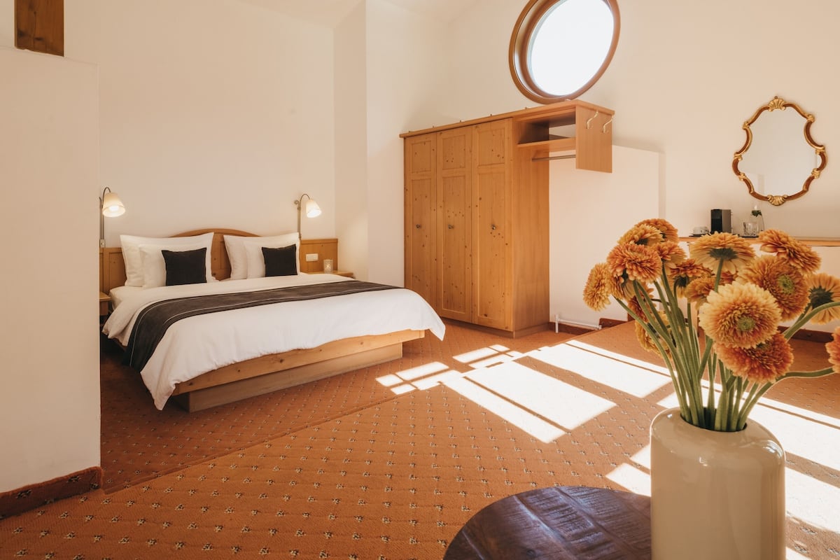 Junior Suite | 1 bedroom, desk, laptop workspace, soundproofing