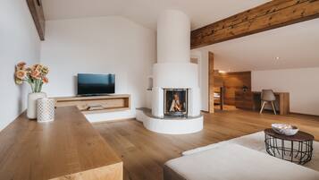 Suite | Área de sala de estar | Televisión de pantalla plana de 32 pulgadas con canales vía satélite