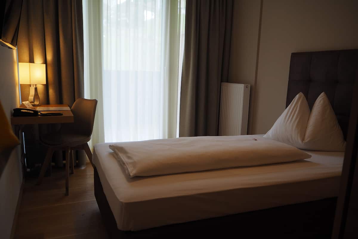 Single Room, Mountain View | 1 bedroom, desk, laptop workspace, soundproofing