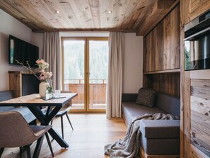 Standard Apartment, Balcony | บริเวณนั่งเล่น | ทีวีจอแบน 25 นิ้ว พร้อมช่องเคเบิล