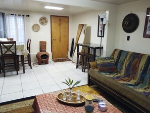 Smart TV - Discover a captivating home nestled in the vibrant heart of Hilo. (Hilo)