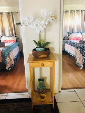 2 bedrooms, travel crib, free WiFi, bed sheets - Discover a captivating home nestled in the vibrant heart of Hilo. (Hilo)