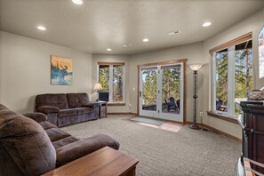 Télévision à écran plat, cheminée