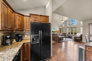 Refrigerador, microondas, horno, placa de cocina