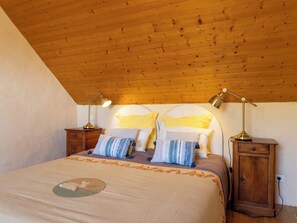 2 quartos, ferros/tábuas de passar roupa, berço de viagem