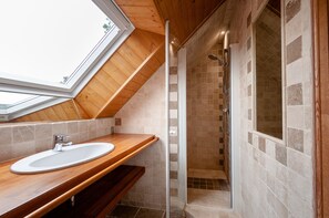 Dusche, Haartrockner, Seife, Toilettenpapier