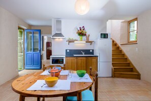 Geladeira, micro-ondas, fogão, lava-louças