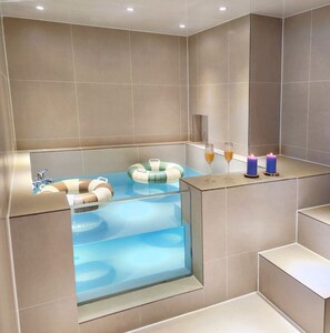 Badewanne und Dusche (separat), Haartrockner, Hausschuhe, Handtücher