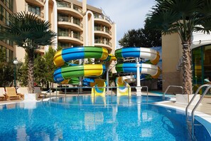 Piscine couverte, piscine extérieure (ouverte en saison)