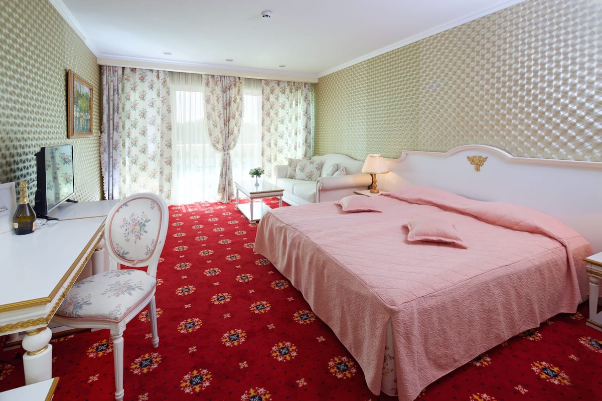 Deluxe Double or Twin Room, 1 King Bed | Minibar, in-room safe, free cribs/infant beds, free WiFi
