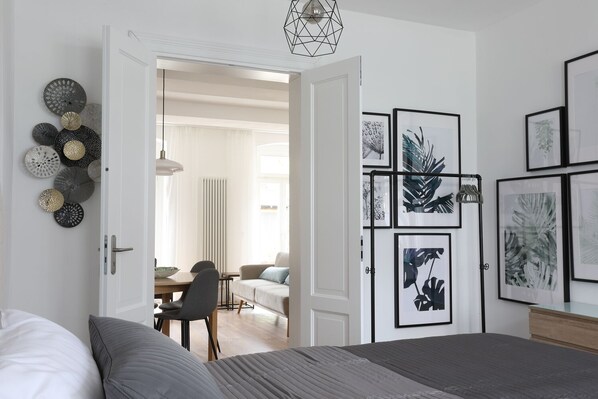 1 makuuhuone, tallelokero huoneessa, silitysrauta/-lauta