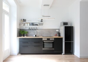 Jääkaappi, mikroaaltouuni, uuni, liesi