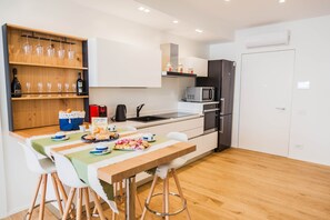 Réfrigérateur, four à micro-ondes, un four, surface de cuisson