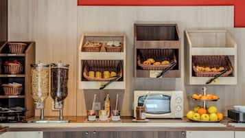 Petit déjeuner buffet (9.90 EUR par personne)