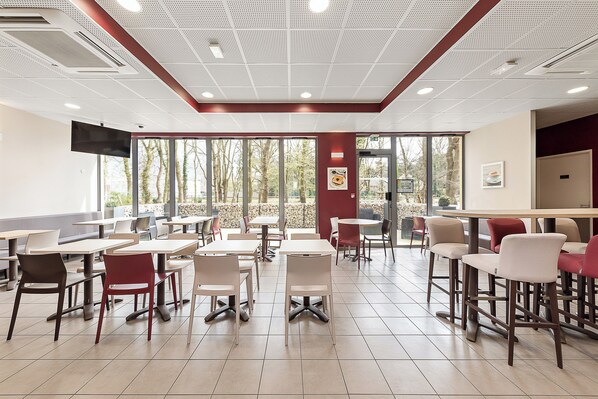 Desayuno buffet (EUR 9.90 por persona)