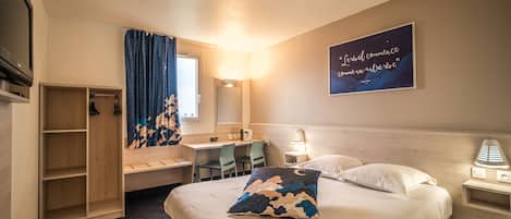 Een bureau, een laptopwerkplek, verduisterende gordijnen