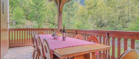 Family Chalet, Multiple Bedrooms, 2 Bathrooms, Mountainside (Chalet Primus Near Soča Gorge) | Outdoor dining