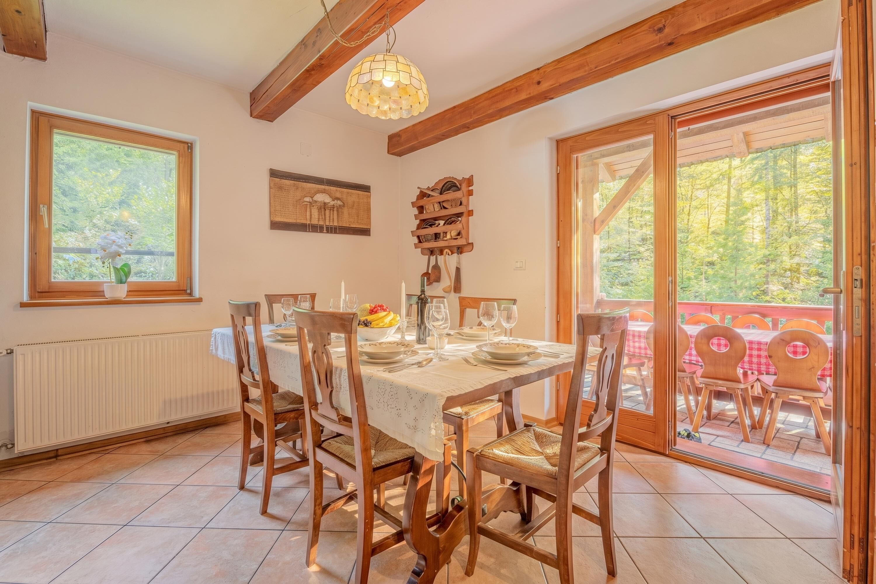 شاليه عائلي - ٤ غرف نوم - بحمامين - بالقرب من الجبل (Chalet Primus in Soča Valley) | تناول الطعام