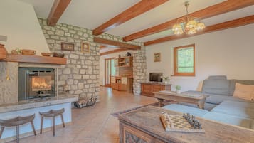 Televisi 21-inci dengan saluran TV digital, perapian, dan pemutar DVD