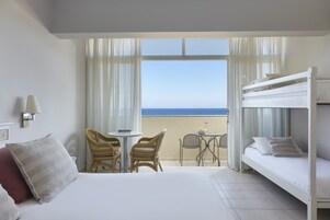 Family Room Sea View | Cortinas opacas, cunas gratuitas, wifi gratis y ropa de cama