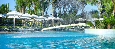 Piscine extérieure en saison
