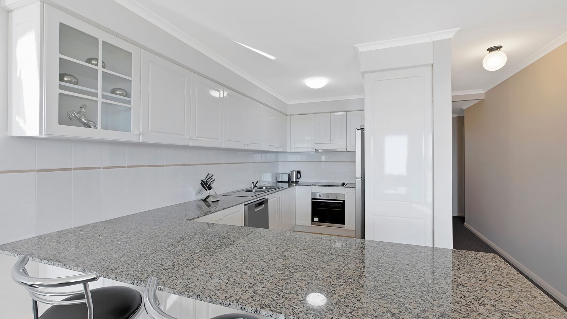 Jääkaappi, mikroaaltouuni, uuni, astianpesukone