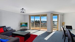 TV - Eagle Wings - Stunning Views (The Entrance)