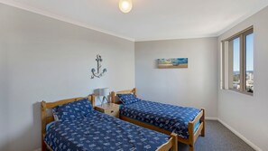 2 bedrooms, iron/ironing board, bed sheets - Eagle Wings - Stunning Views (The Entrance)