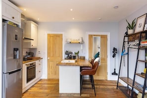 Fridge, oven, stovetop, coffee/tea maker