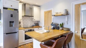 Private kitchen - Stylish Flat on Beautiful Clifton Street, Parking (Clifton)