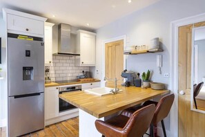 Fridge, oven, stovetop, coffee/tea maker