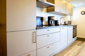 ثلاجة ، فرن، موقد طهي مسطح، غسالة أطباق