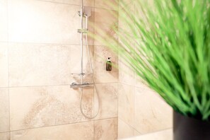 Dusche, Haartrockner, Handtücher