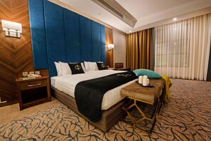 Royal-studiosviitti, 1 suuri parisänky, tupakointi kielletty, kylpyamme | Minibaari, työpöytä, kannettavalle tietokoneelle sopiva työtila