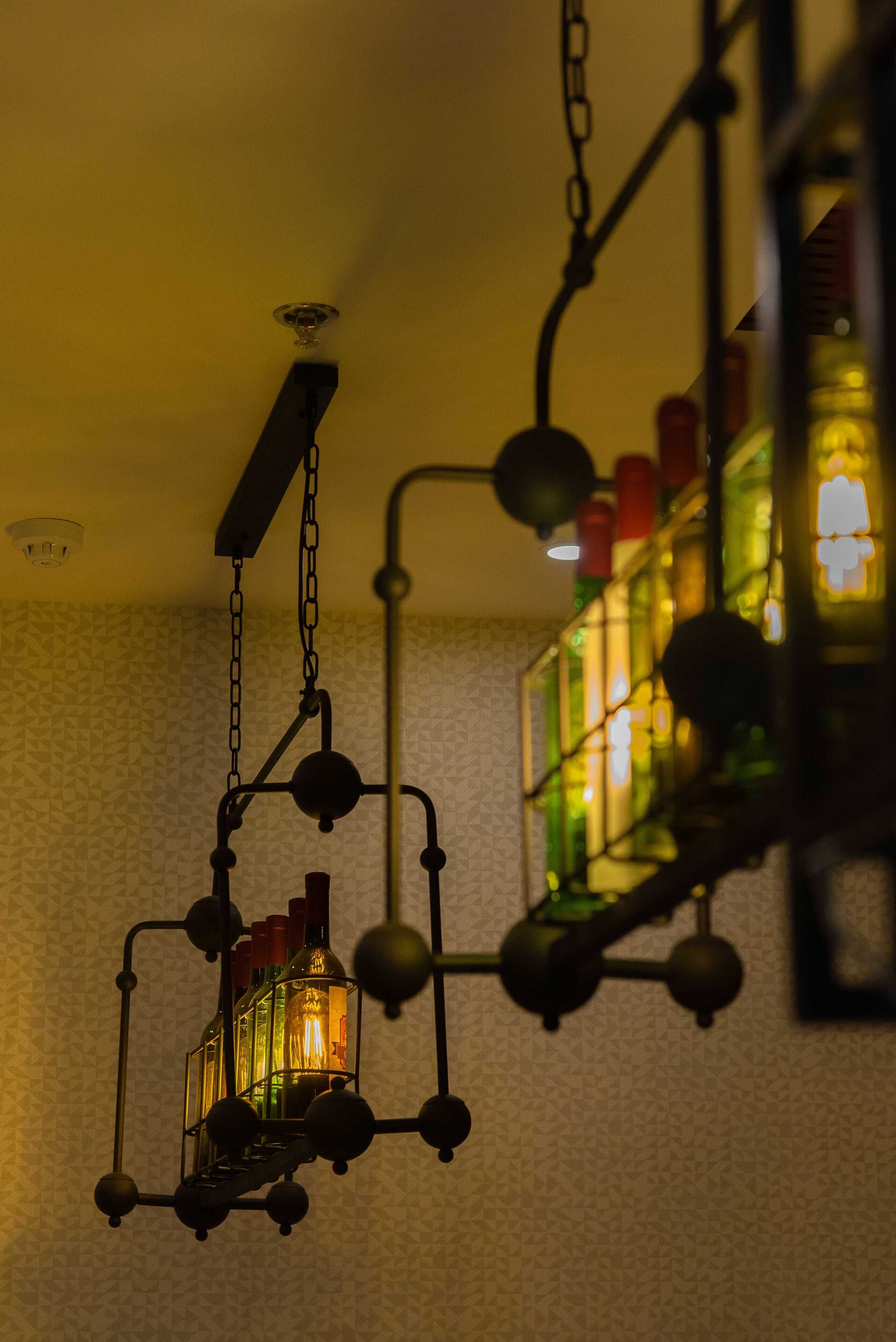 Un candelabro con múltiples bombillas y una fuente de luz central.