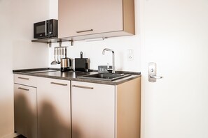 Réfrigérateur, micro-ondes, plaque de cuisson, lave-vaisselle
